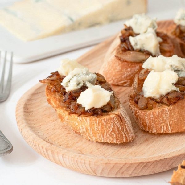 tostas-de-queso-gorgonzola-y-cebolla-servidas-en-el-plato